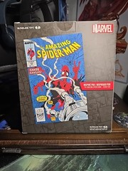 MCFARLANE TOYS THE AMAZING SPIDER-MAN GOLD LABEL ISSUE 302 AUTOGRAPH SERIES .