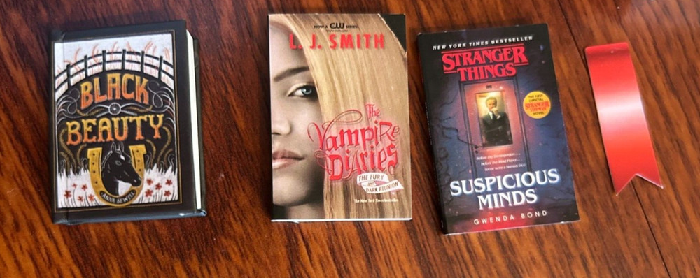 Zuru Mini Brands Books BLACK BEAUTY, Vampire slayer, Stranger things mini books