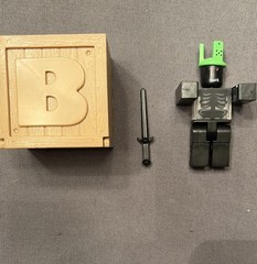 Roblox 1x1x1x1 Series 2 Figure Green Crown With Sword And Box | No Code