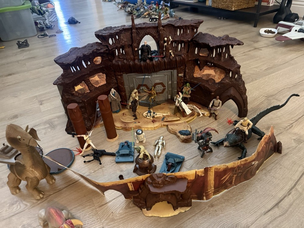 Star Wars Geonosis Battle Arena STAR WARS SAGA Playset *INCLUDES SOME FIGURES*