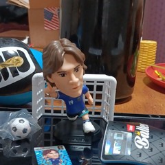 ZURU 5 Surprise Mini Brands Lionel Messi Soccer Action Figure w/ Goal & Ball