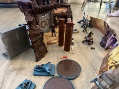 Star Wars Geonosis Battle Arena STAR WARS SAGA Playset *INCLUDES SOME FIGURES*