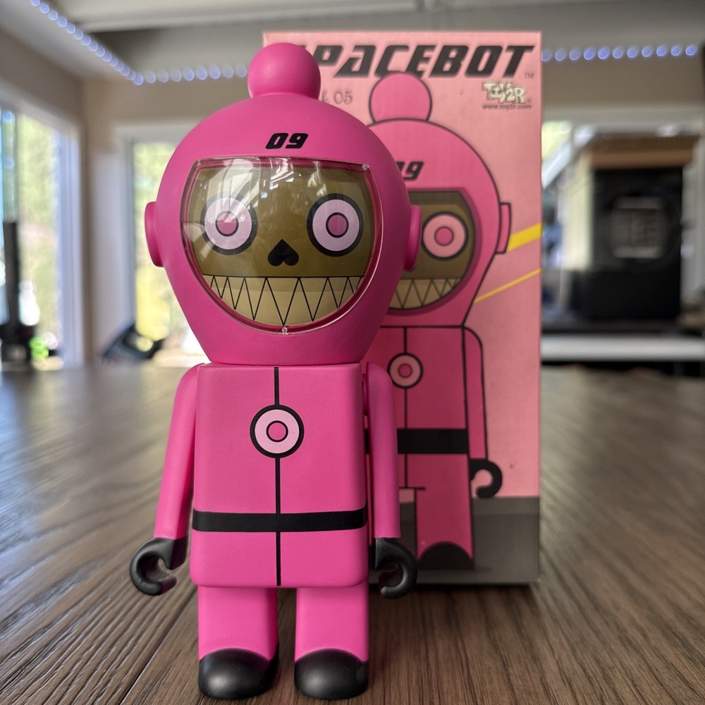 DALEK 05 Spacebot #09 TOY2R 8″ Graffiti Collectable 2005 Vinyl Toy