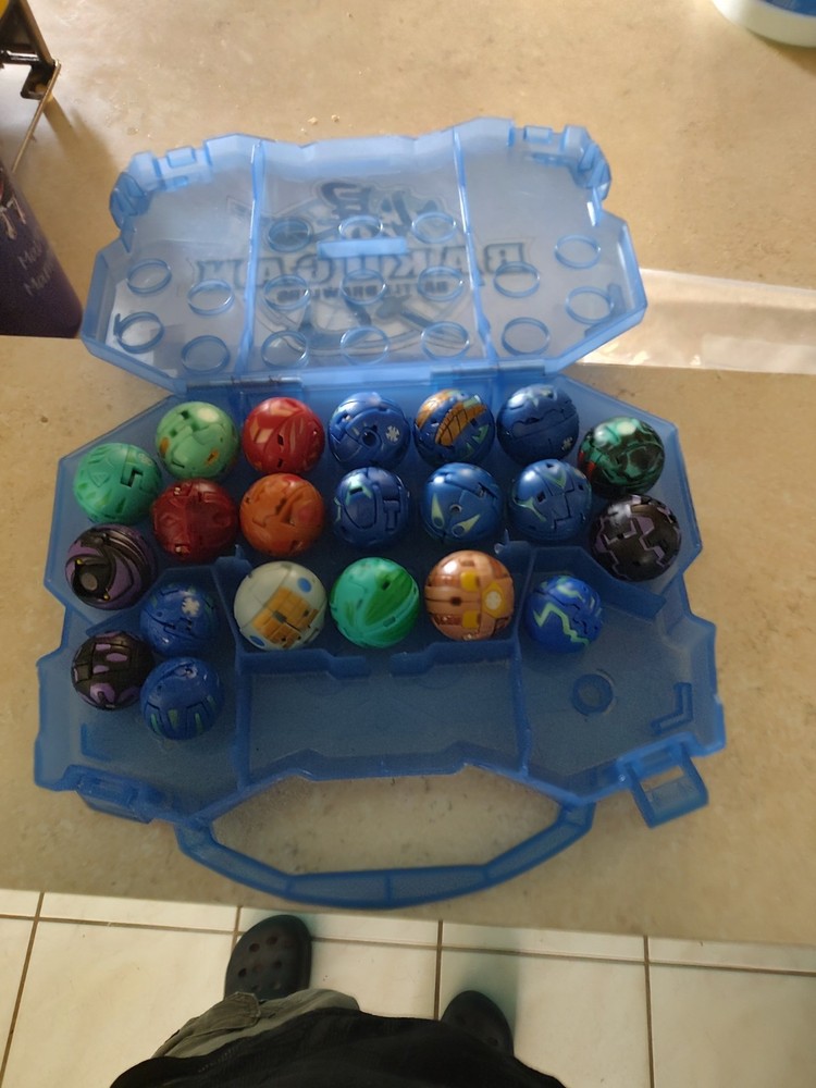 Bakugan Battle Brawlers mixed lot set w/ storage case multicolor plastic