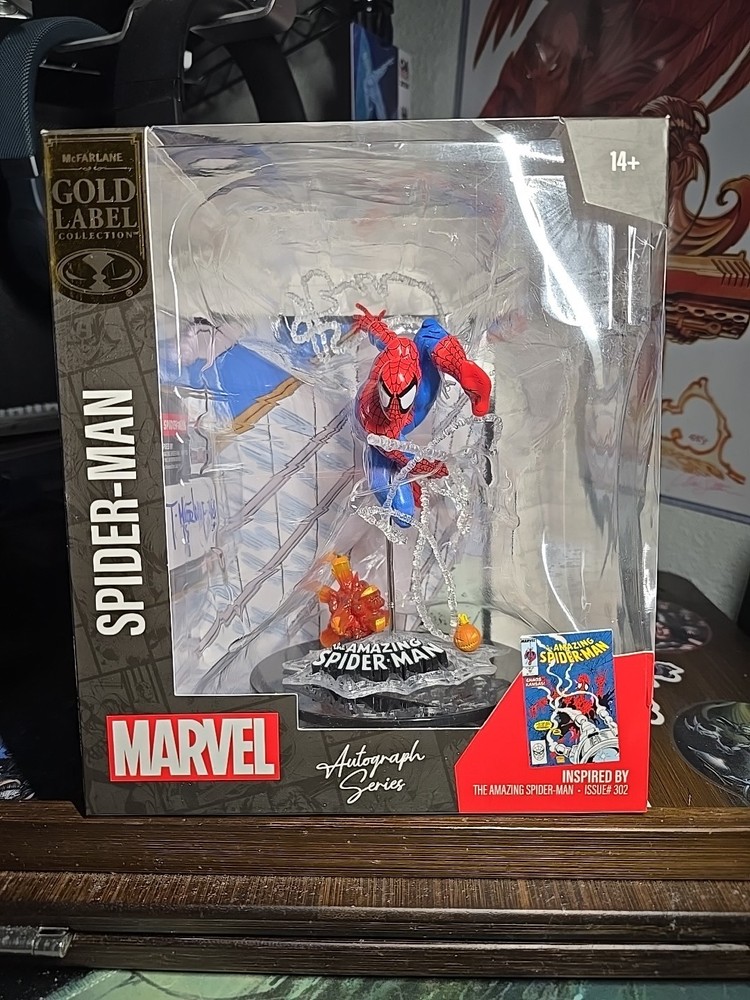 MCFARLANE TOYS THE AMAZING SPIDER-MAN GOLD LABEL ISSUE 302 AUTOGRAPH SERIES .