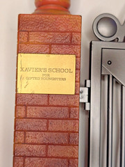 Diamond Select Marvel Gir lXAVIERS SCHOOL Front Gate Half Gifted Students X-Men