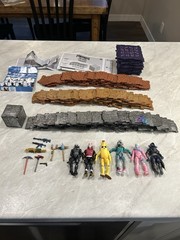 Large Fortnite Builder set w/(6) figures and accessories/weapons