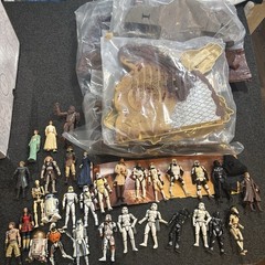 Star Wars Geonosis Battle Arena STAR WARS SAGA Playset Plus 30 Figurines