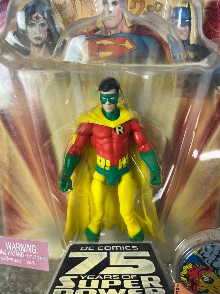 EARTH 2 ROBIN Dc Universe 75 Years of Super Power Sealed 3 3/4″ Figure & Button