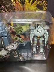 McFarlane toys Pacific Rim Striker Eureka Jaeger 4 inch Figure with Comic Book