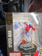 MCFARLANE TOYS THE AMAZING SPIDER-MAN GOLD LABEL ISSUE 302 AUTOGRAPH SERIES .